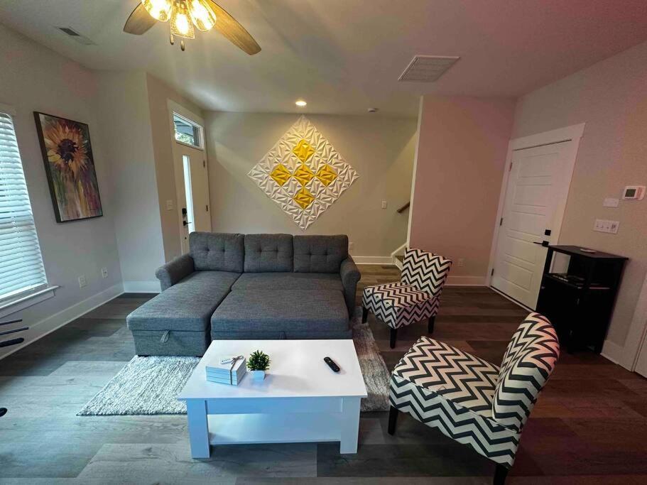 Apartamento 4 Story Queen Retreat! New! Walk To Downtown!